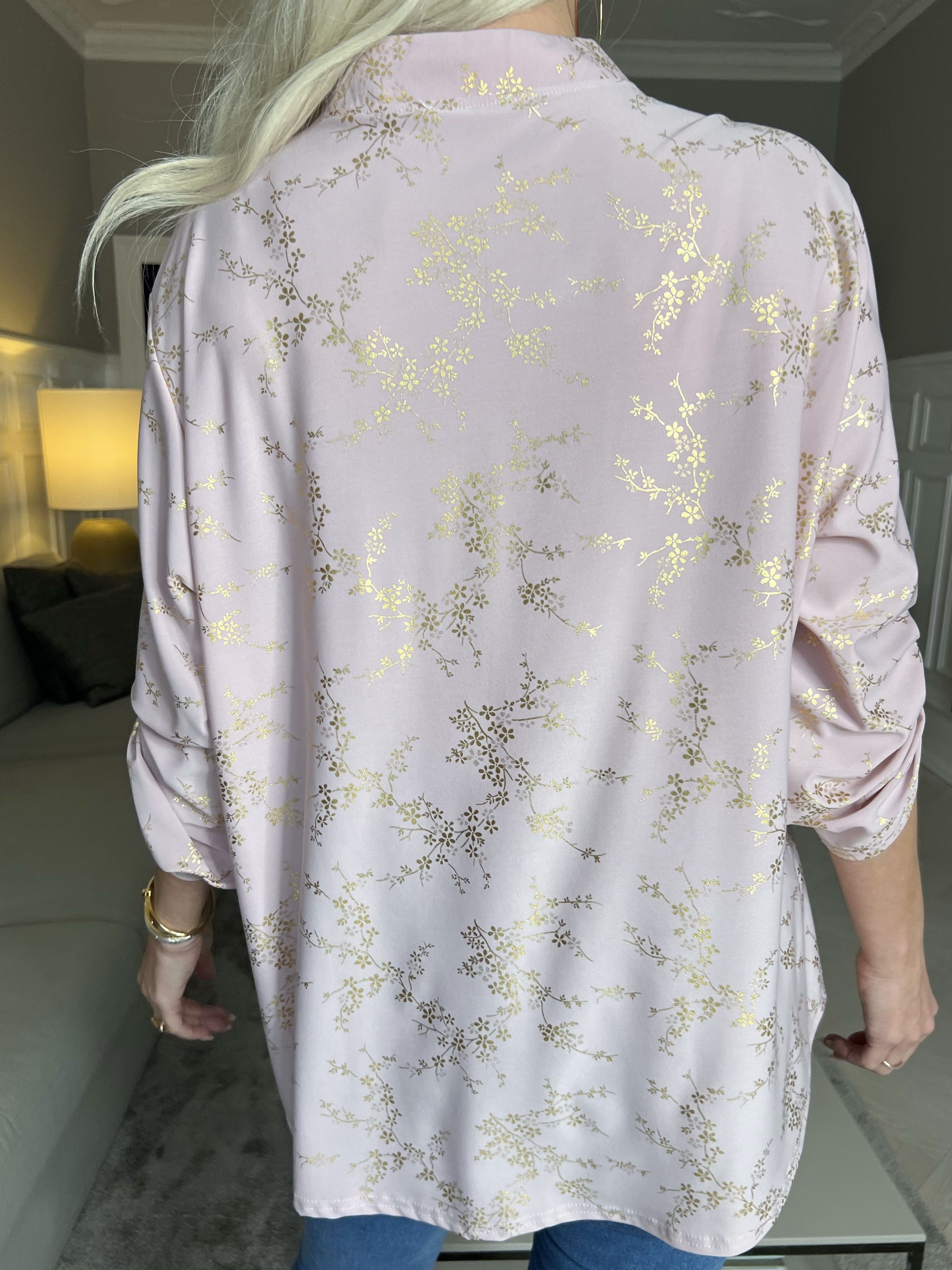 Ebba Gold - Sød bluse i elastisk stof med gulddetaljer